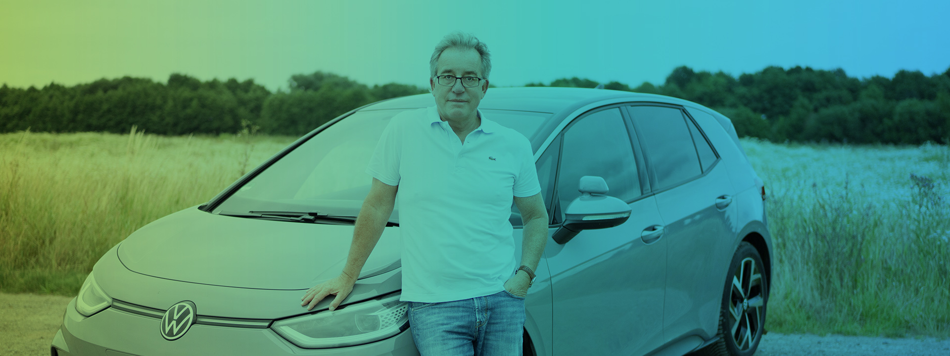 Fahrschullehrer Frank vor einem Fahrschulwagen