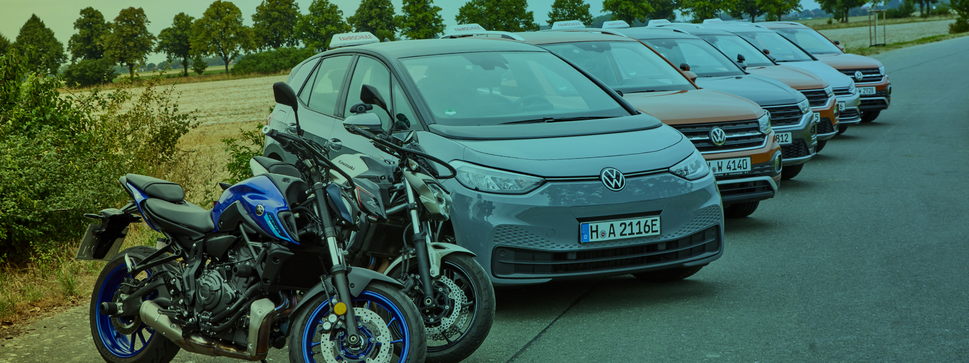 Zwei Motorräder und alle PKW gestaffelt aufgestellt