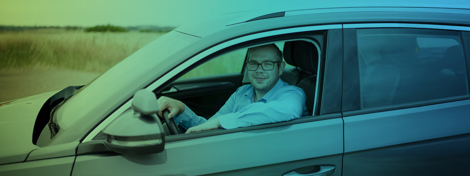 Fahrlehrer Kevin in einem Fahrschulwagen